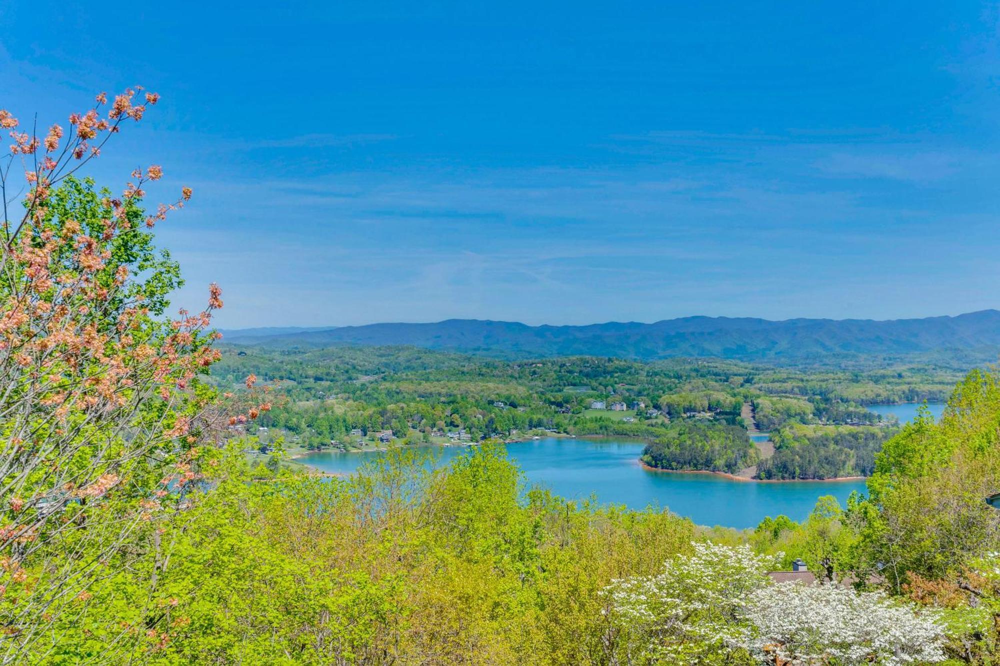 Lake-View Condo With Covered Deck In Hiawassee! Exterior photo